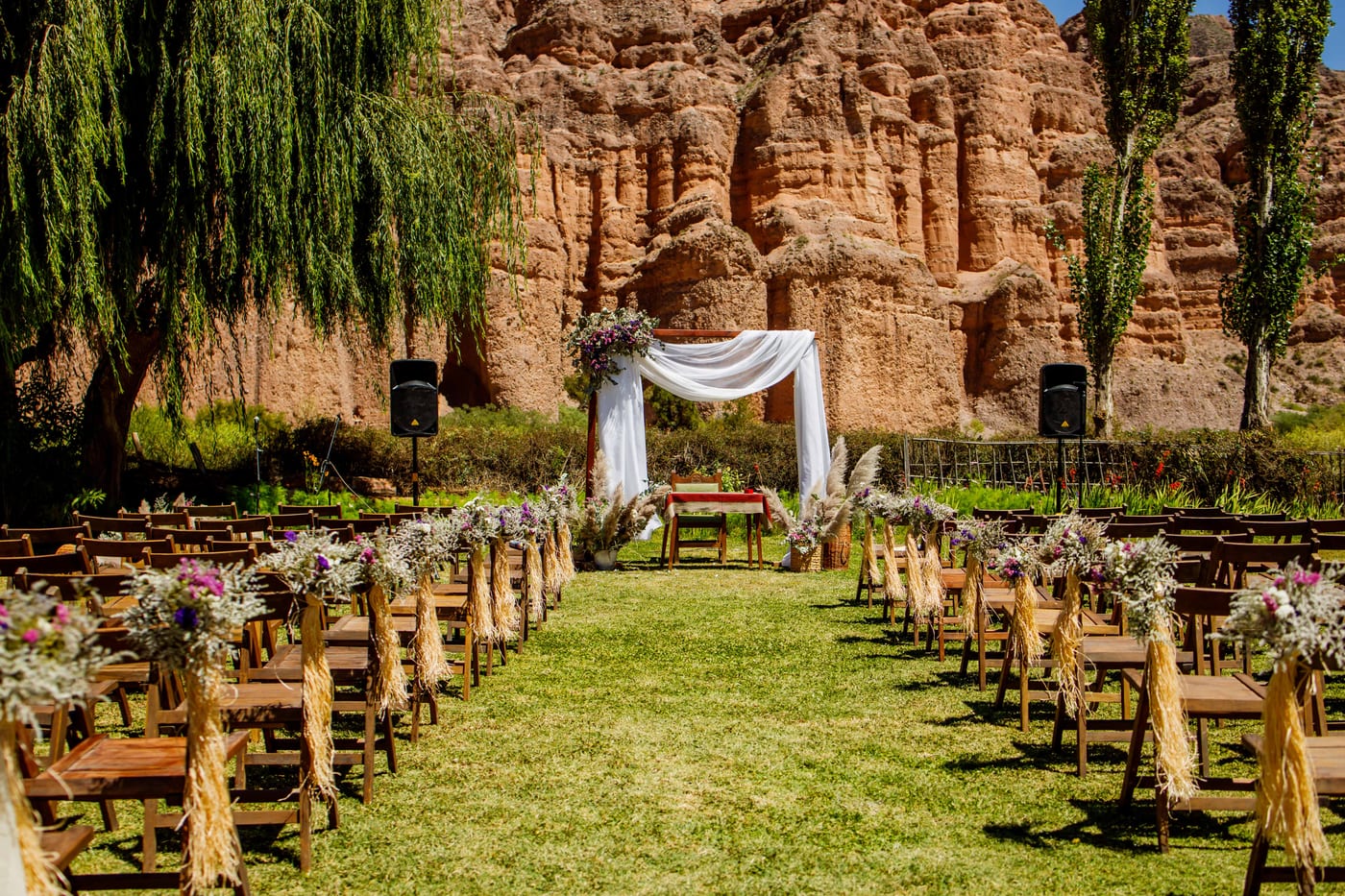 Ceremonia montada en el jardín del hotel