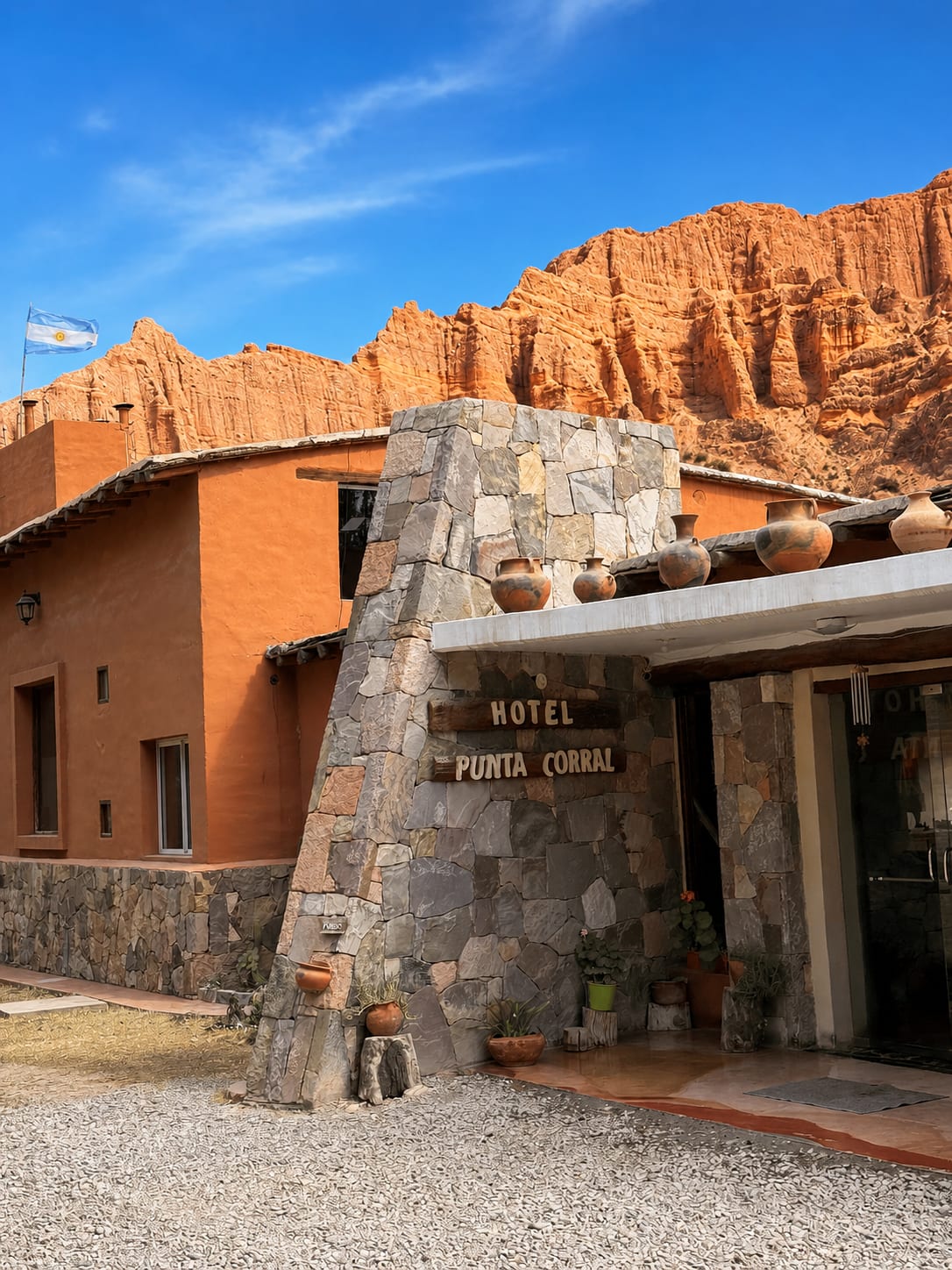 Entrada del hotel, con el cerro detrás
